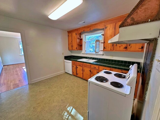 Building Photo - Cottage Rancher on Private Drive