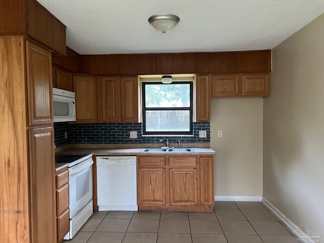 Building Photo - 3219 Maplewood Dr