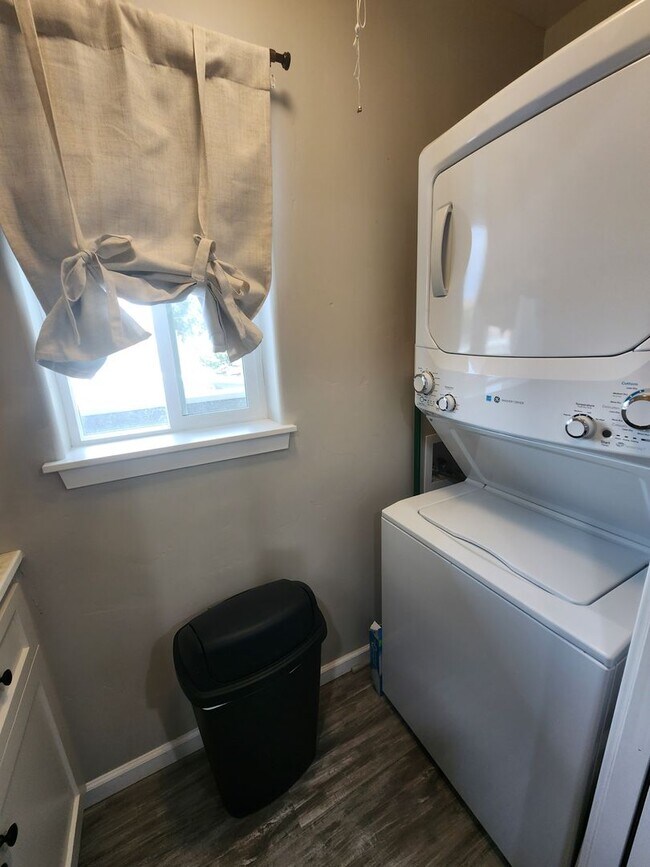 Building Photo - Beautiful Updated Unfurnished Apartment- All Utilities Included!