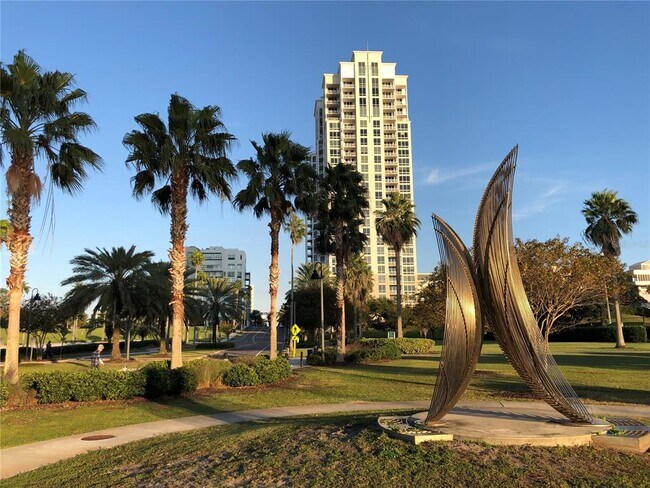 Building Photo - 904 Lake Palms Dr