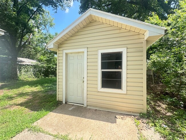 Building Photo - Super cute and close to Querbes Park....