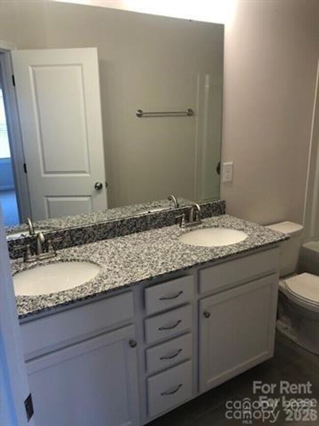 Building Photo - 3 bedroom townhome available now!