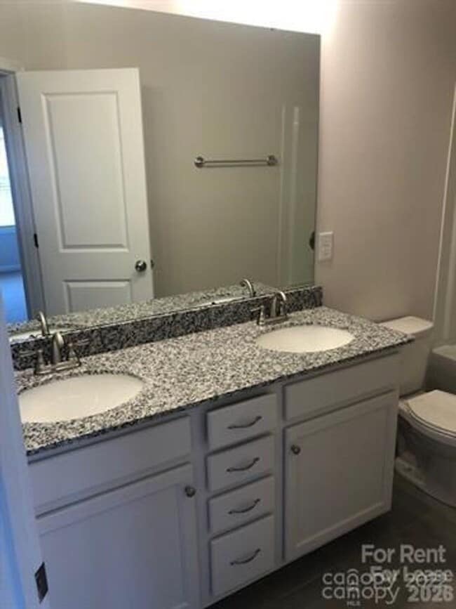 Building Photo - 3 bedroom townhome available now!