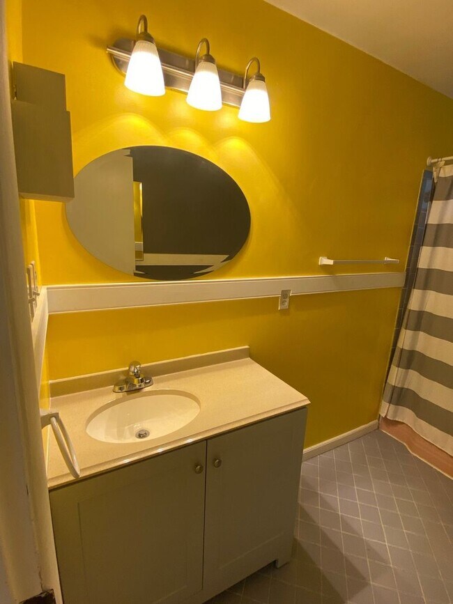 Building Photo - Move In Ready! "ASK ABOUT OUR ZERO-DEPOSIT...