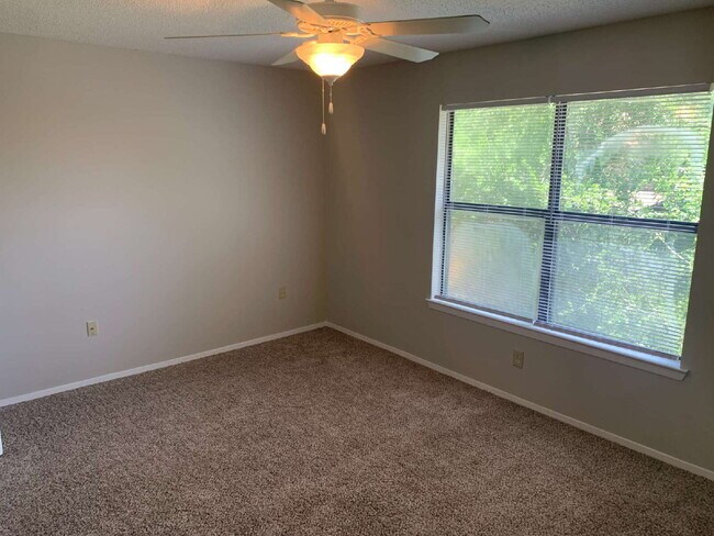 Building Photo - "Charming 2-Bed Townhouse Retreat in Fort Walton Beach!"