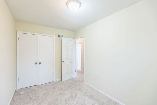 Building Photo - 5170 Clacton Ave