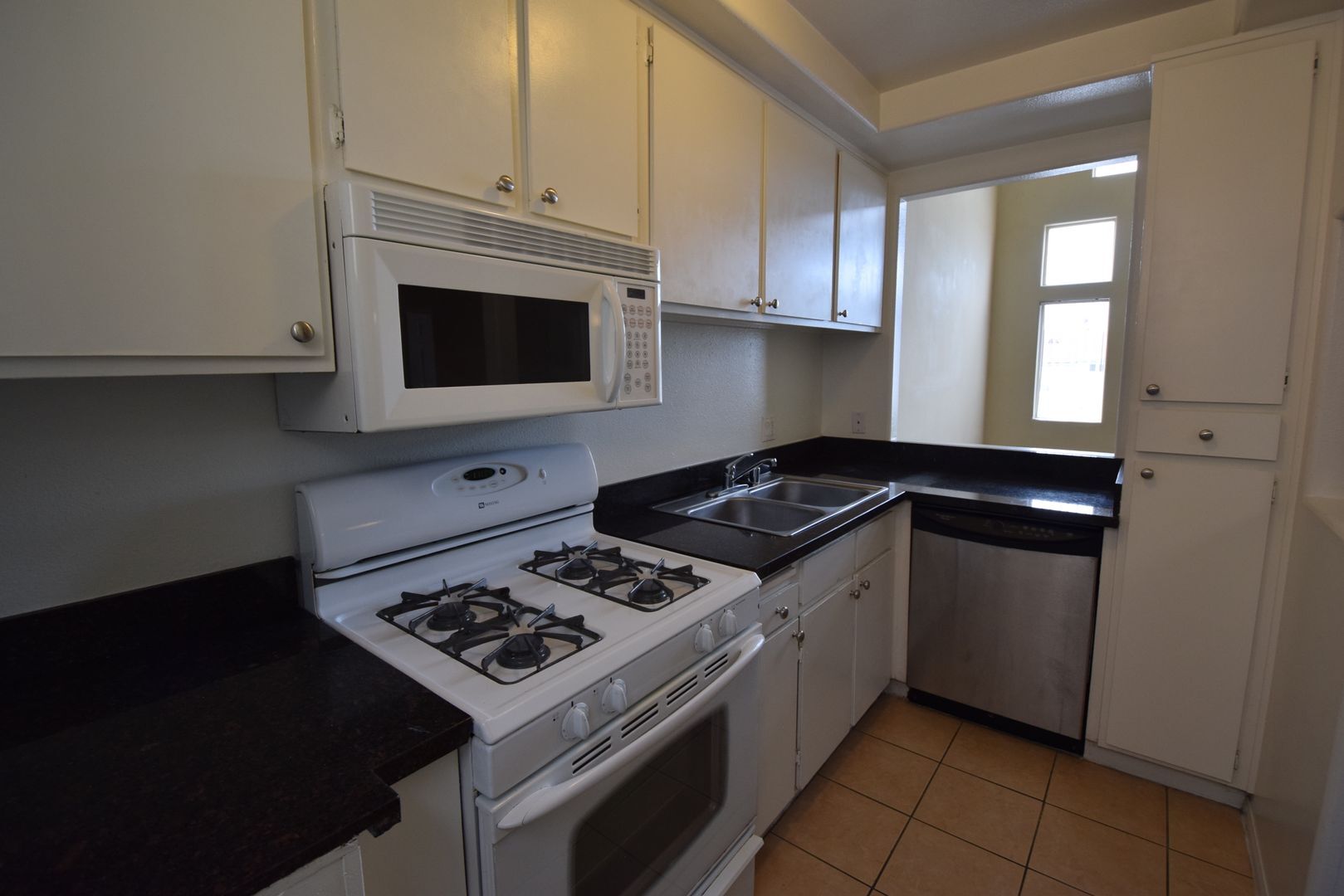 Building Photo - 425 N Alvarado St