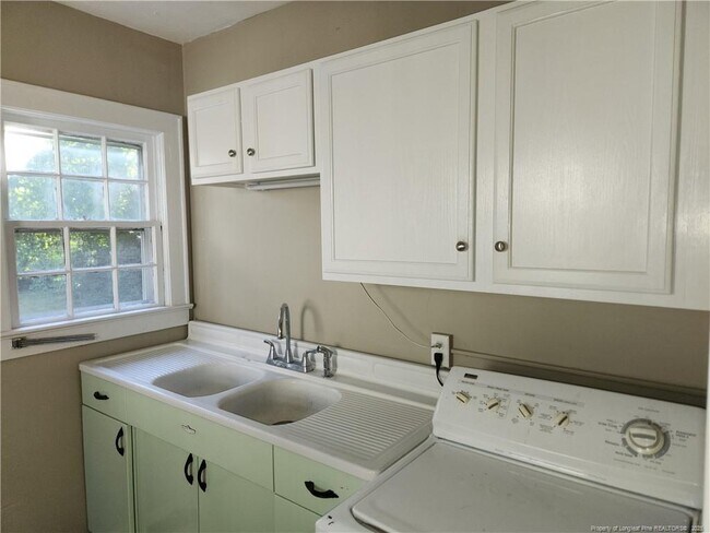 Building Photo - 225 Pinecrest Dr