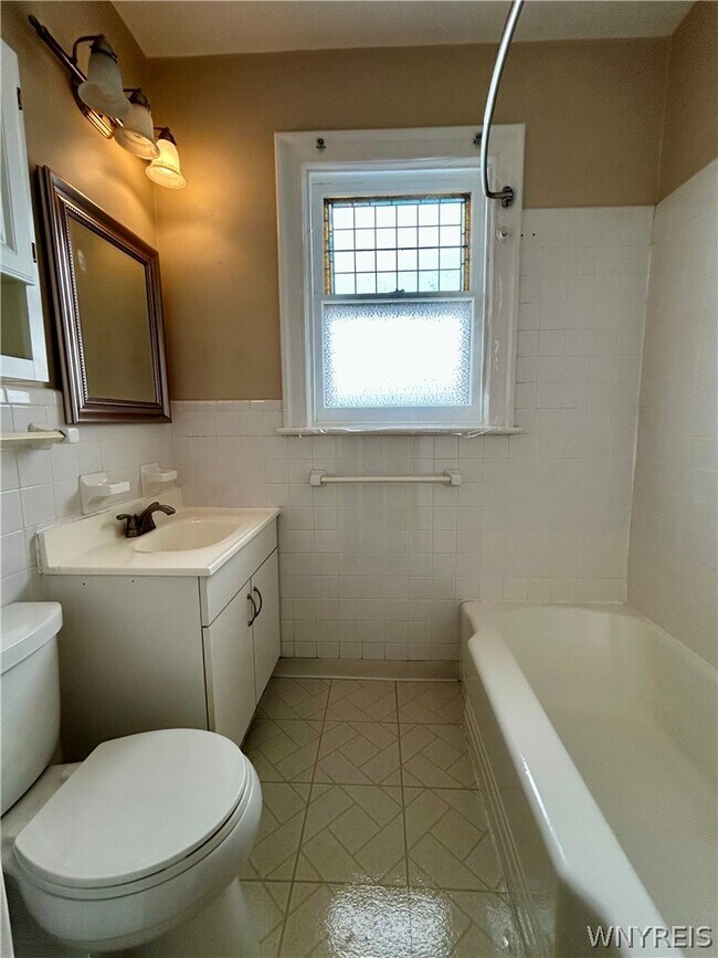 Building Photo - 38 Oakland Pl