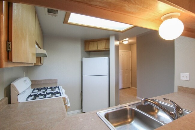 Building Photo - 1440 Serrano Pl