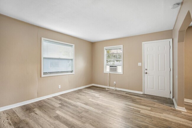 Building Photo - 2 bedroom 1 bath with porch