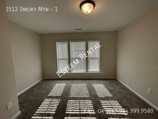 Building Photo - 1512 Smoky Mountains St