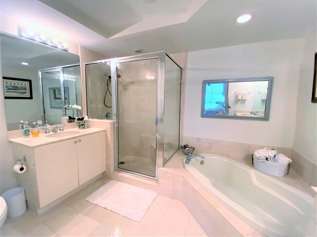 Building Photo - 801 S Olive Ave