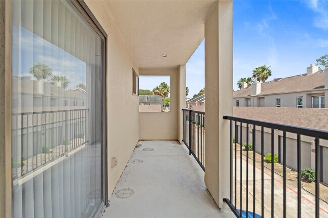 Building Photo - 2440 Bering Dr