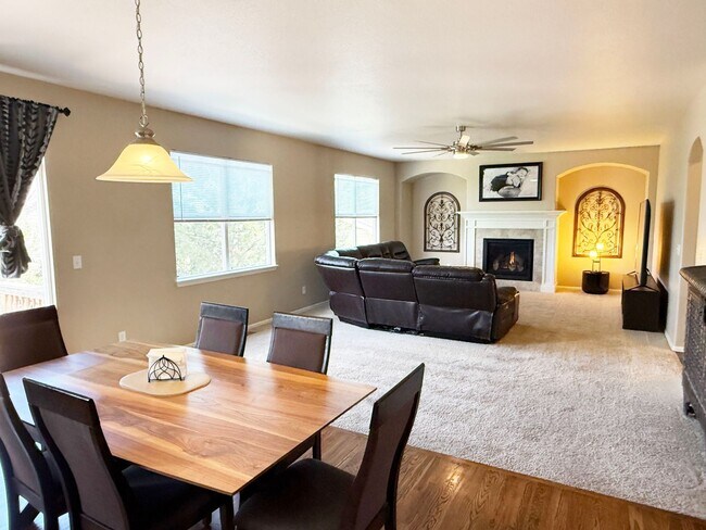 Building Photo - Amazing large 2-Story with open floor plan...