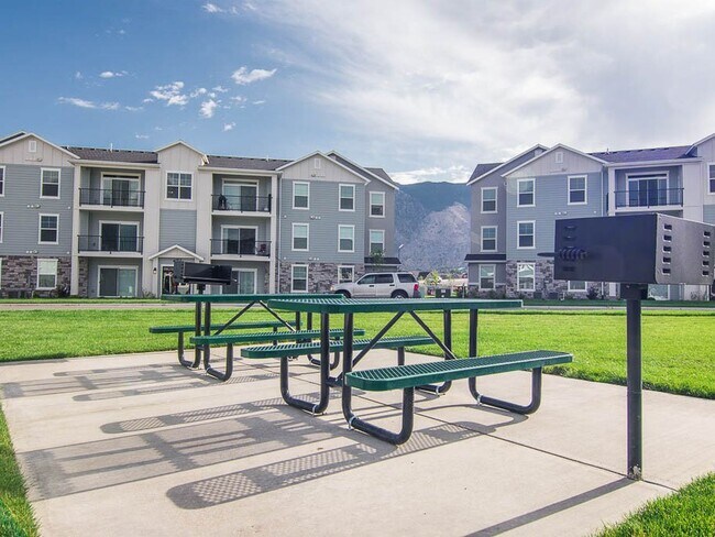 Building Photo - 600 W 400 S