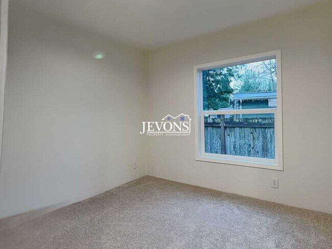 Building Photo - Rent Ready!