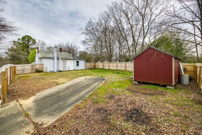 Building Photo - 2 Bedroom 1.5 bath All Brick Ranch in Rock...
