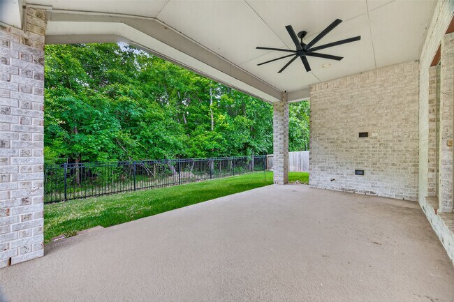 Building Photo - 302 Sky Top Dr