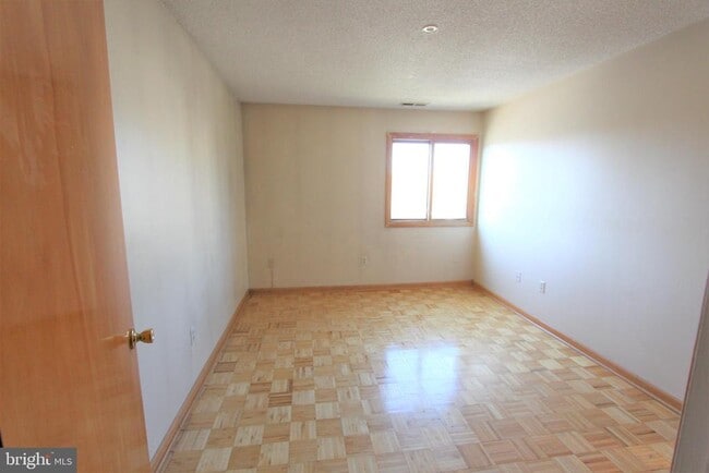 Building Photo - 4812 Ravens Crest Dr