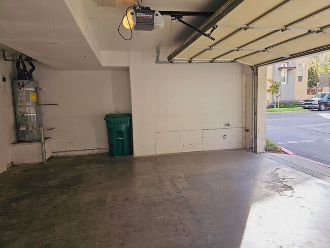Building Photo - Modern Spacious Townhome in San Pablo