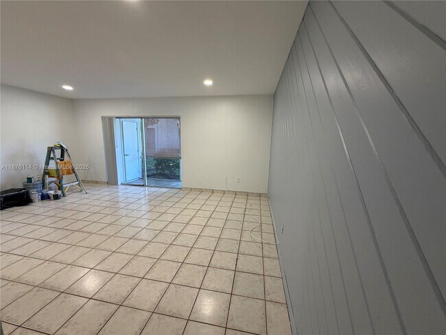 Building Photo - 10393 N Kendall Dr