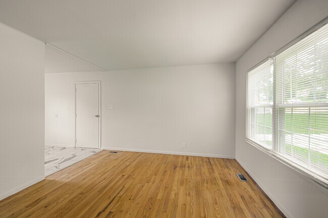 Building Photo - 6306 E 153 St