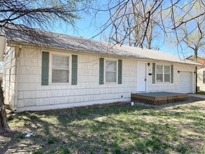 Building Photo - 3 Bed 1 Bath with Garage