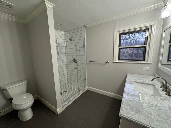 Building Photo - Beautiful Castle Heights Home