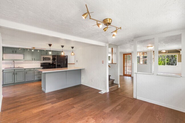 Building Photo - 135 S Path