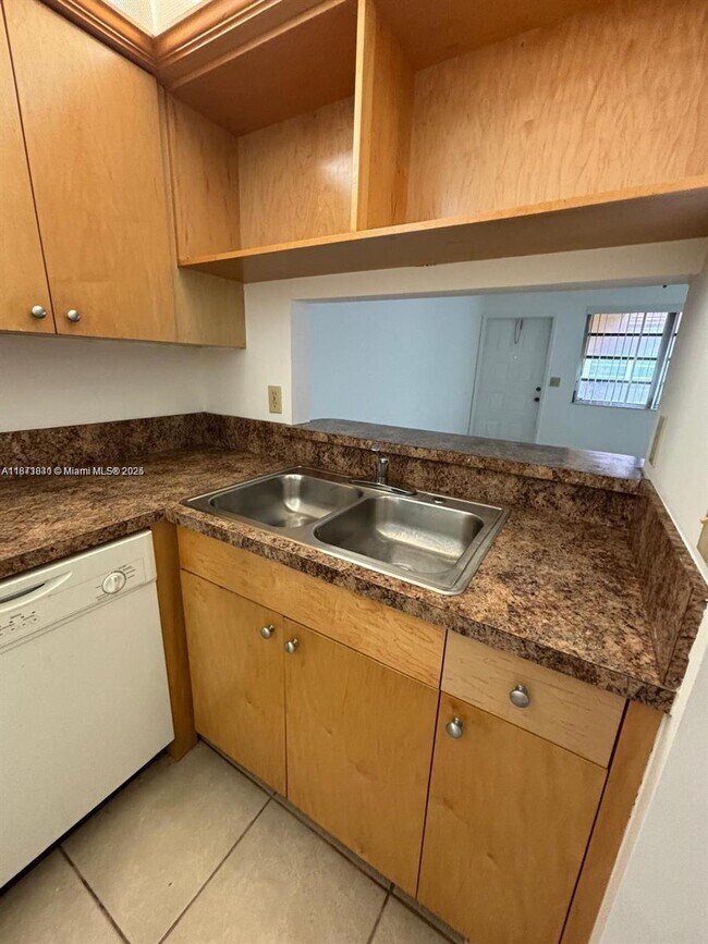 Building Photo - 824 Twin Lakes Dr