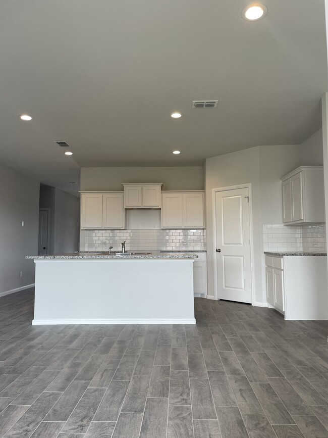 Building Photo - 941 Braymer Ln