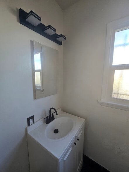 Building Photo - 3311 1/2 W 78th St