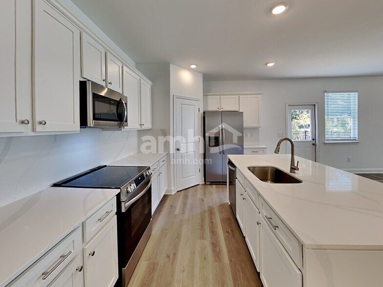 Building Photo - 30 Hickory Ct