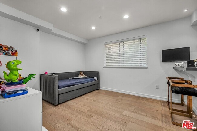 Building Photo - 2111 S Beverly Glen Blvd
