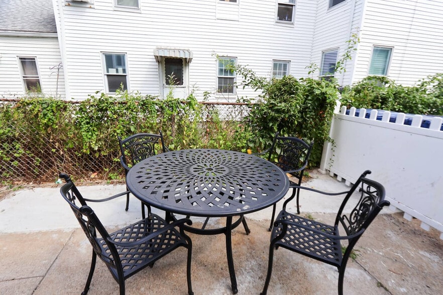 Building Photo - 75 Thorndike St