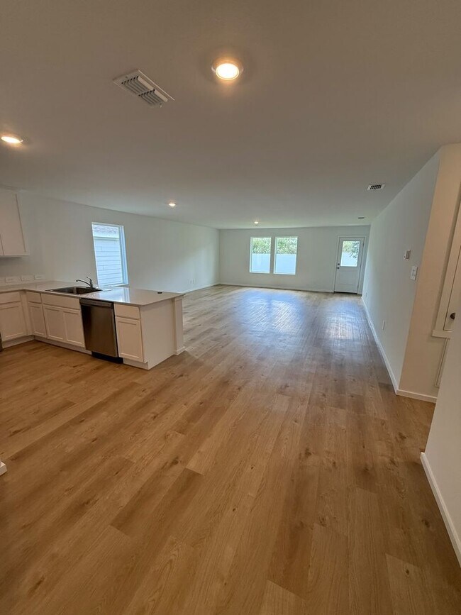 Building Photo - 515 Artemis St