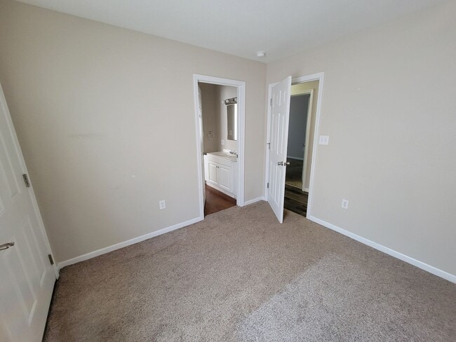 Building Photo - 3 Bedroom 2 Bath Ground Level Apartment