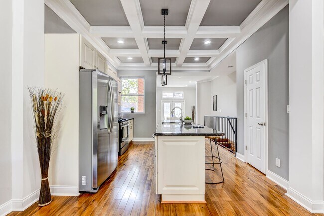 Building Photo - 3 Bed 2.5 Bath - Bloomingdale Condo - 1 Assigned Parking Space