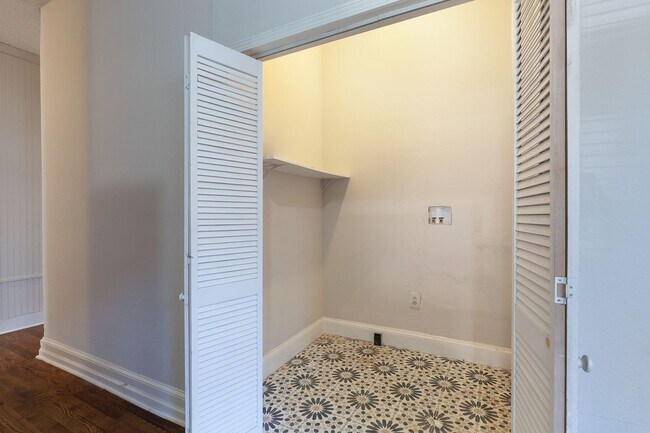 Building Photo - Spacious 3bd/2ba Bungelow w/ Rear Deck and Large Backyard!