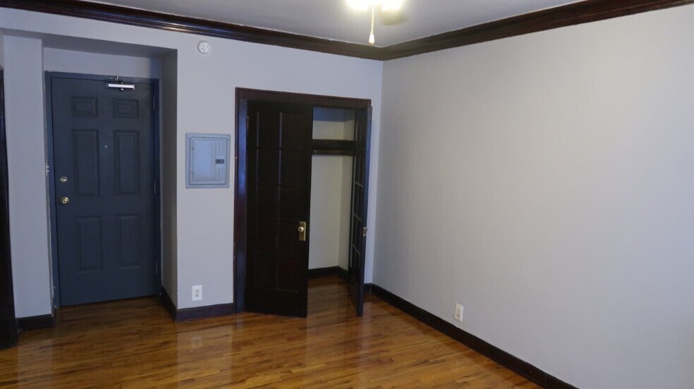 Building Photo - 846 W Montrose Ave