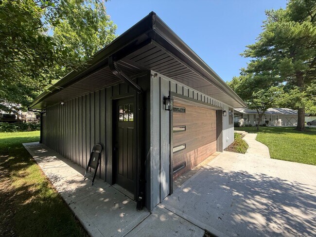 Building Photo - Westwood KS Renovated 3 Bed/2.5 Bath MainLevel Home with Attached Garage and Utilities w/Fee, Own...