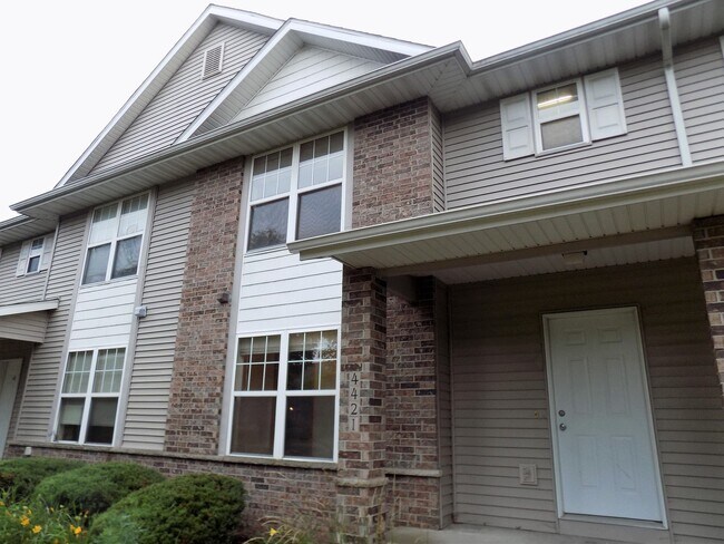 Building Photo - Large Iowa City Townhouse