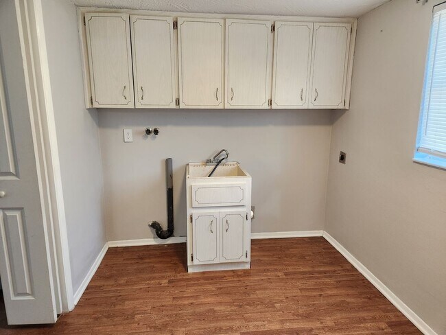 Building Photo - 3/2/1 1508 Sq. Ft. LARGE Corner Lot home: Updated Kitchen & Baths, NEW paint, NEW floors, Fenced ...