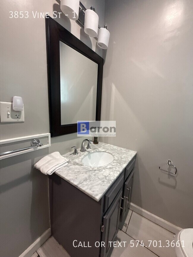 Building Photo - 3853 Vine St