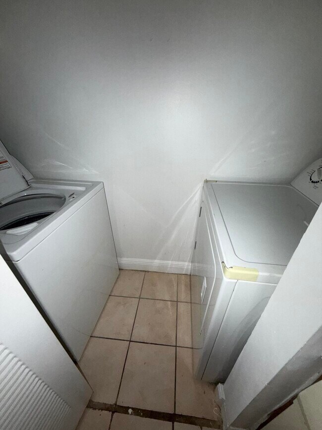 Building Photo - 1285 SW 46th Ave