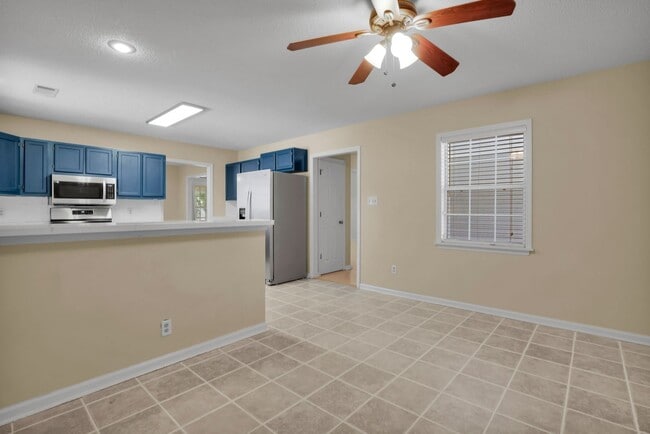 Building Photo - 8 N Nicholson Cir