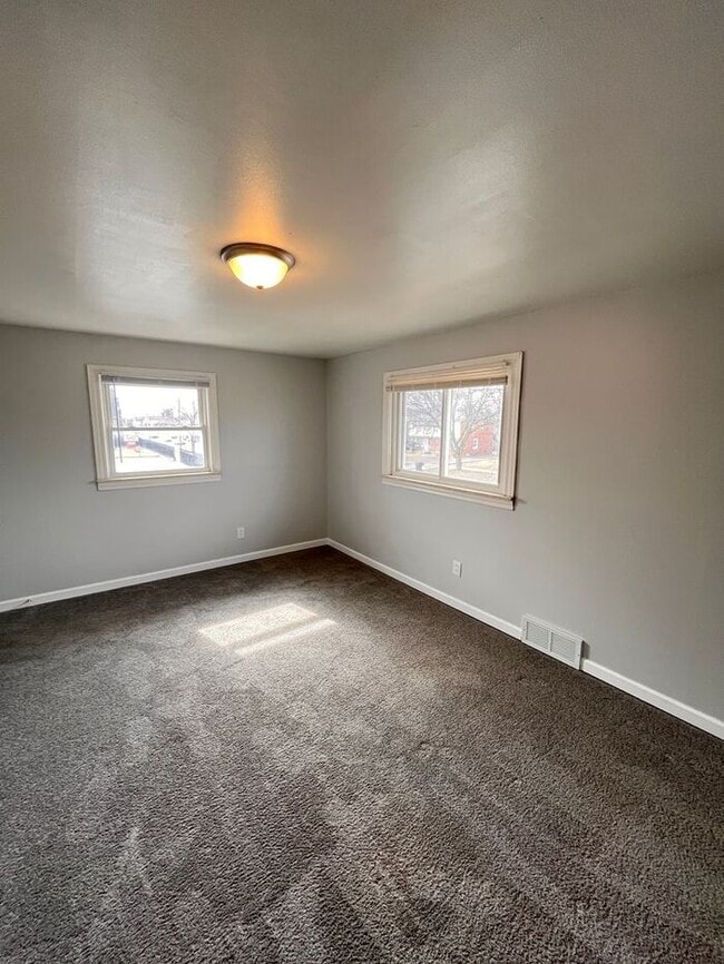 Building Photo - Charming 2-Bedroom Duplex Home / Pet-Frien...