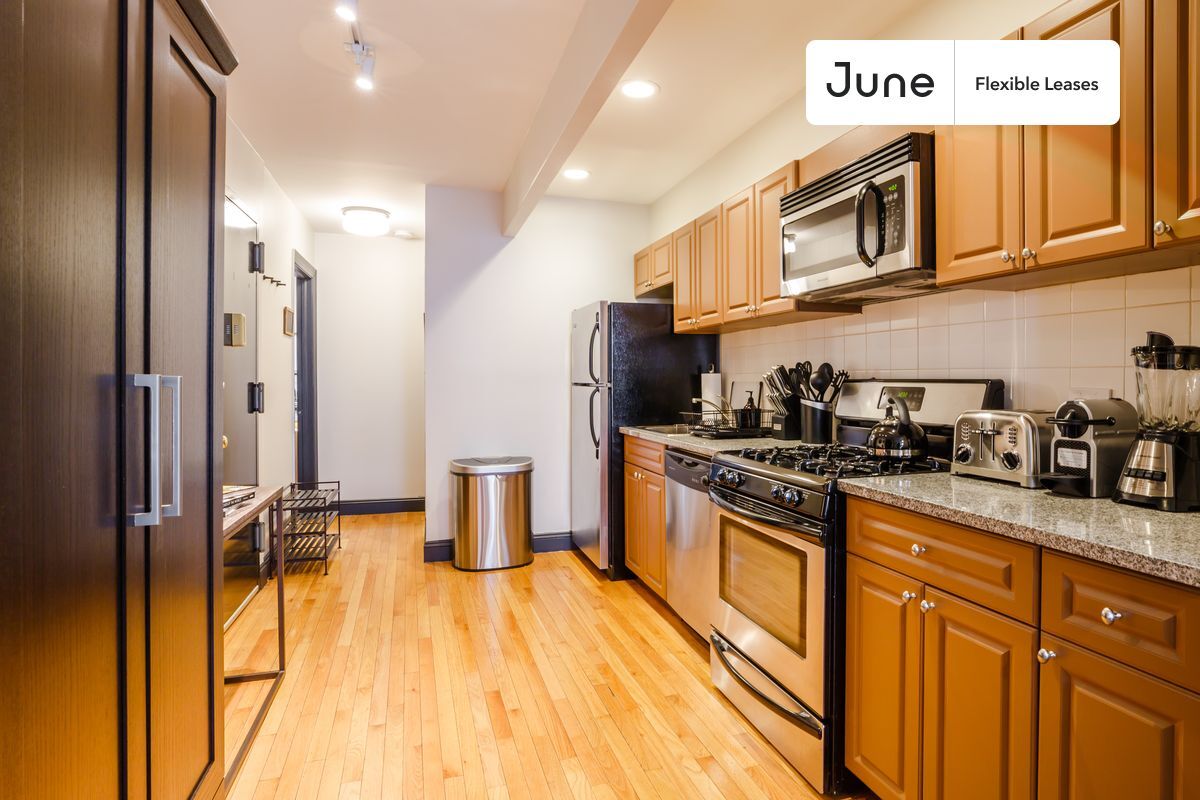 Building Photo - 356 W 39th St