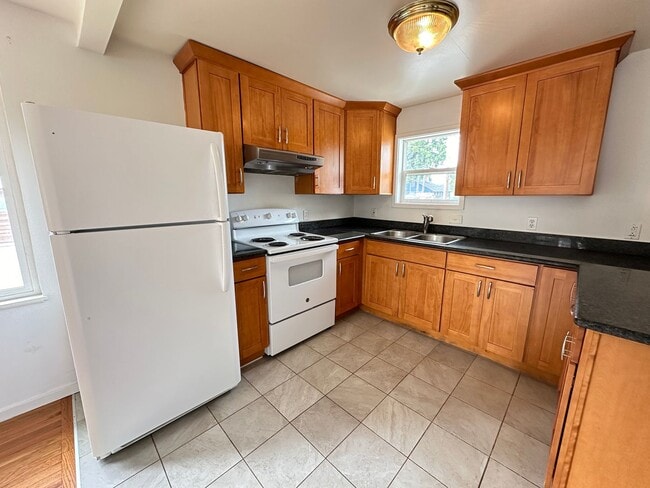 Building Photo - White Center - 3 Bedroom / 1.5 Bath Rambler